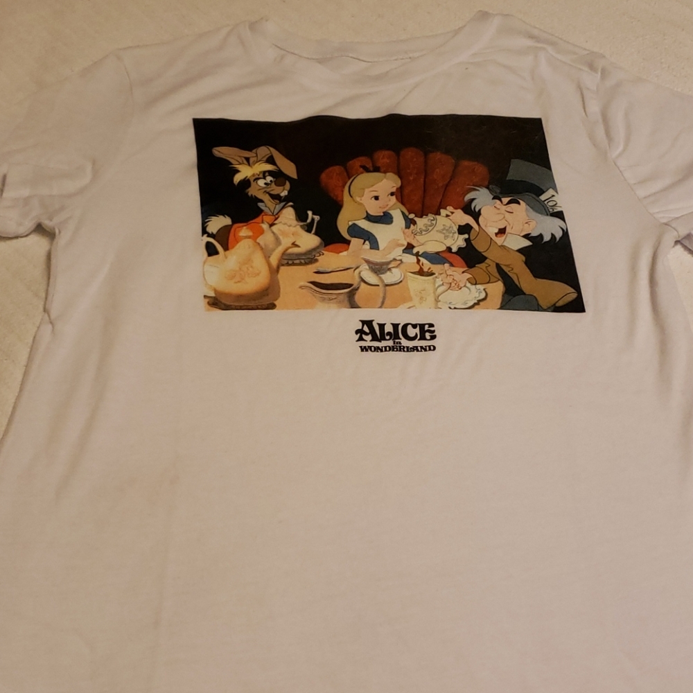 Alice in  Wonderland tee size M